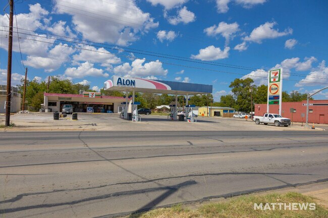 More details for 1501 Coggin Ave, Brownwood, TX - Retail for Sale