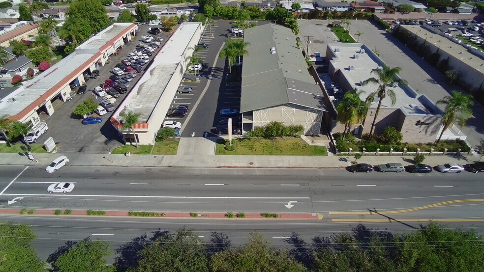 721 W Whittier Blvd, La Habra, CA à louer - Photo du bâtiment - Image 3 de 9