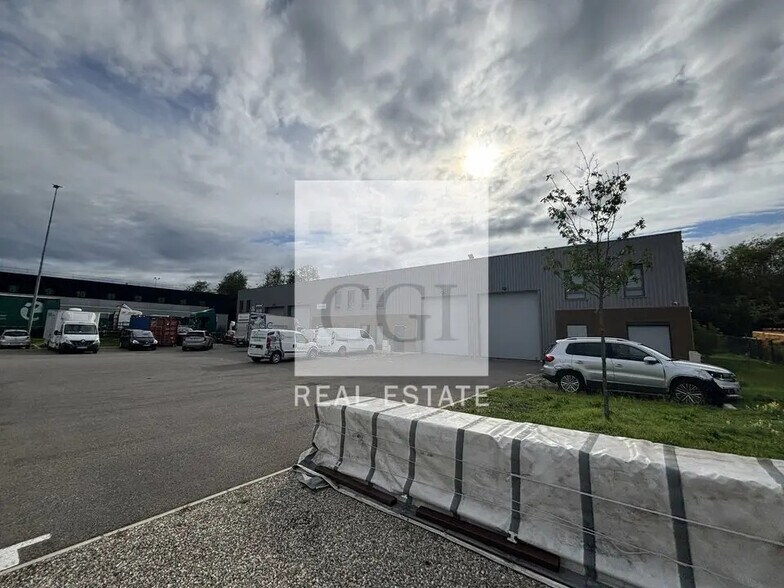 Bureau dans Corbas à louer - Photo du bâtiment - Image 2 de 12