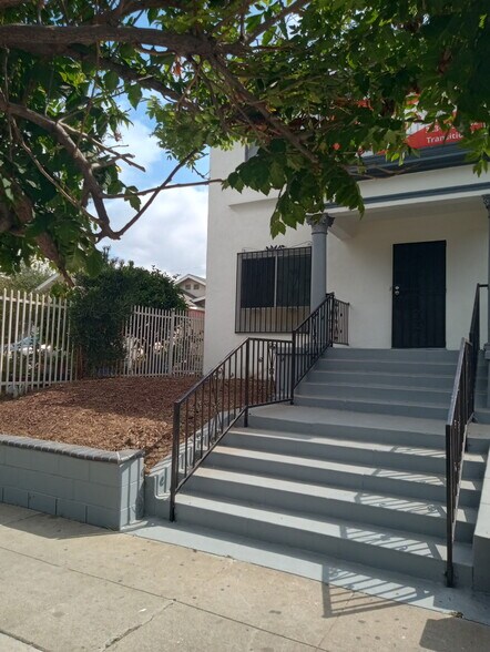8930 S Vermont Ave, Los Angeles, CA à louer - Photo du bâtiment - Image 2 de 67