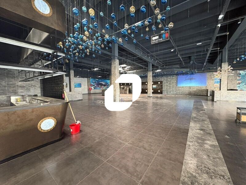 Retail in Les Mureaux for lease Interior Photo- Image 1 of 9