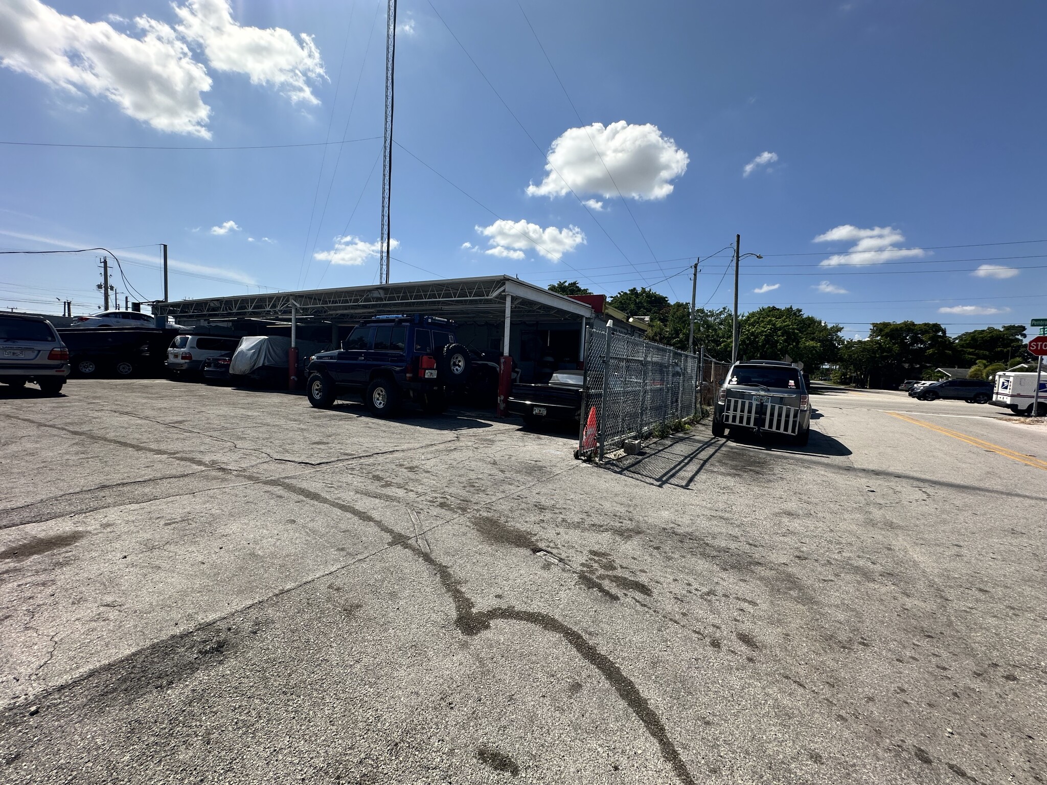 2223 Pembroke Rd, Hollywood, FL for lease Building Photo- Image 1 of 22