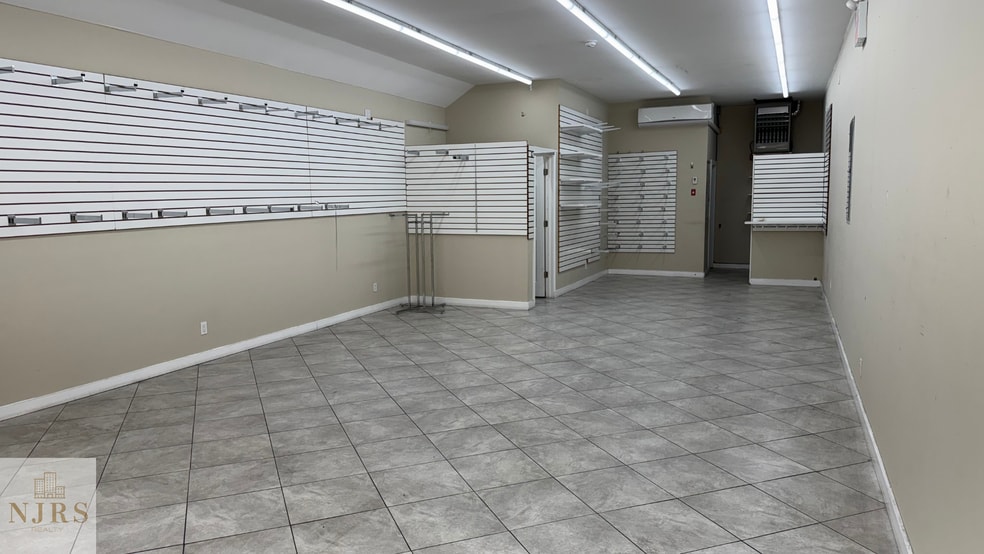 1581 Pitkin Ave, Brooklyn, NY for lease - Interior Photo - Image 3 of 12