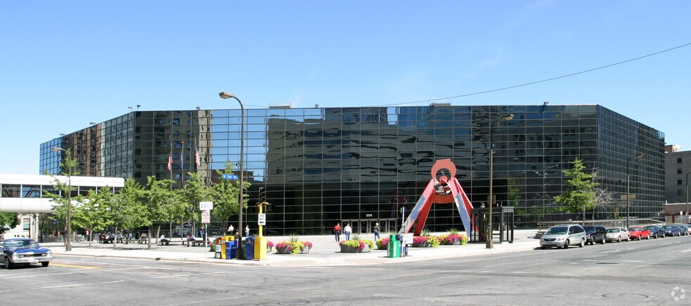 255 2nd Ave S, Minneapolis, MN à louer - Photo du bâtiment - Image 2 de 8
