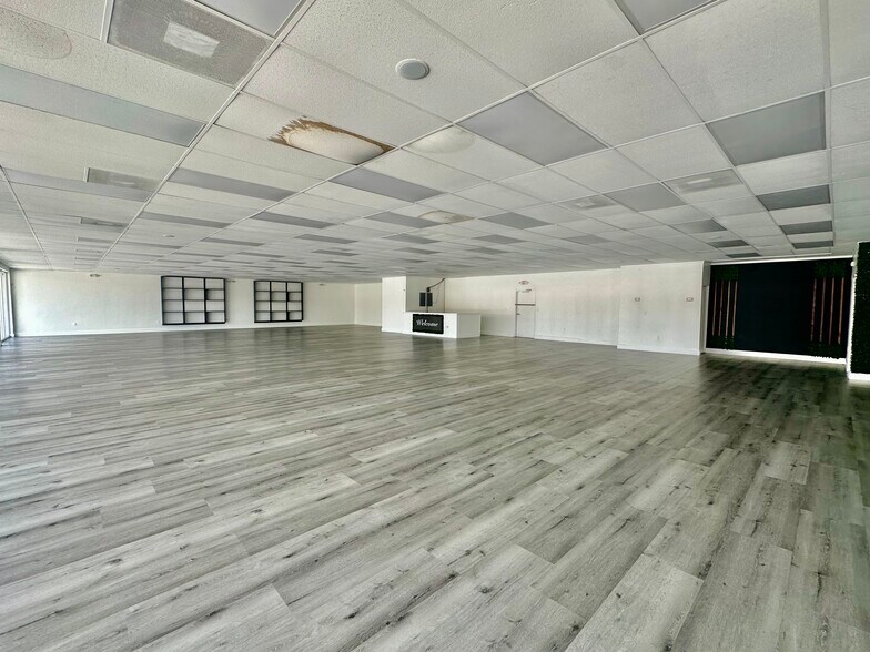 1724-1736 NE 163rd St, North Miami Beach, FL à louer - Photo intérieure - Image 3 de 11