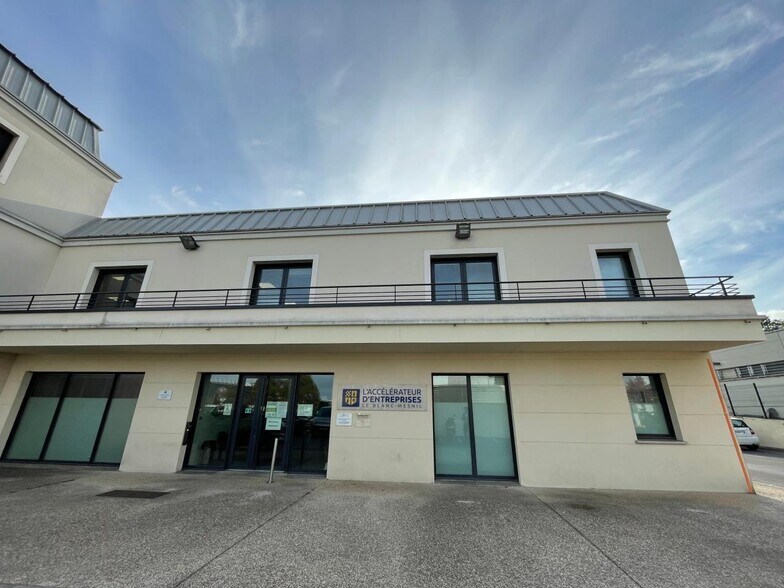 Bureau dans Le Blanc-Mesnil à louer - Photo du bâtiment - Image 1 de 6
