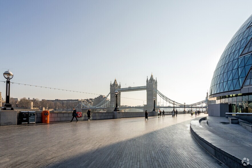 110 The Queens Walk, Londres à louer - Photo du bâtiment - Image 3 de 6