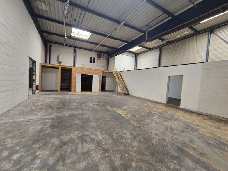 Flex in Chelles for lease - Building Photo - Image 3 of 9
