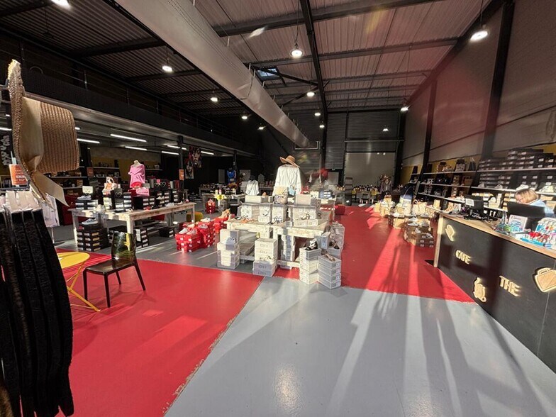 Flex in Limoges for lease - Interior Photo - Image 3 of 4