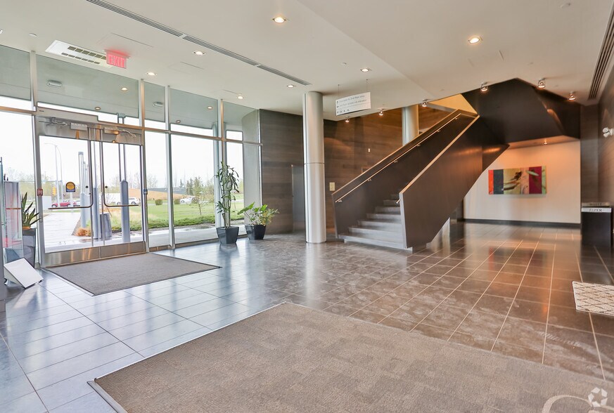 5010 Richard Rd SW, Calgary, AB à louer - Hall d’entrée - Image 3 de 3