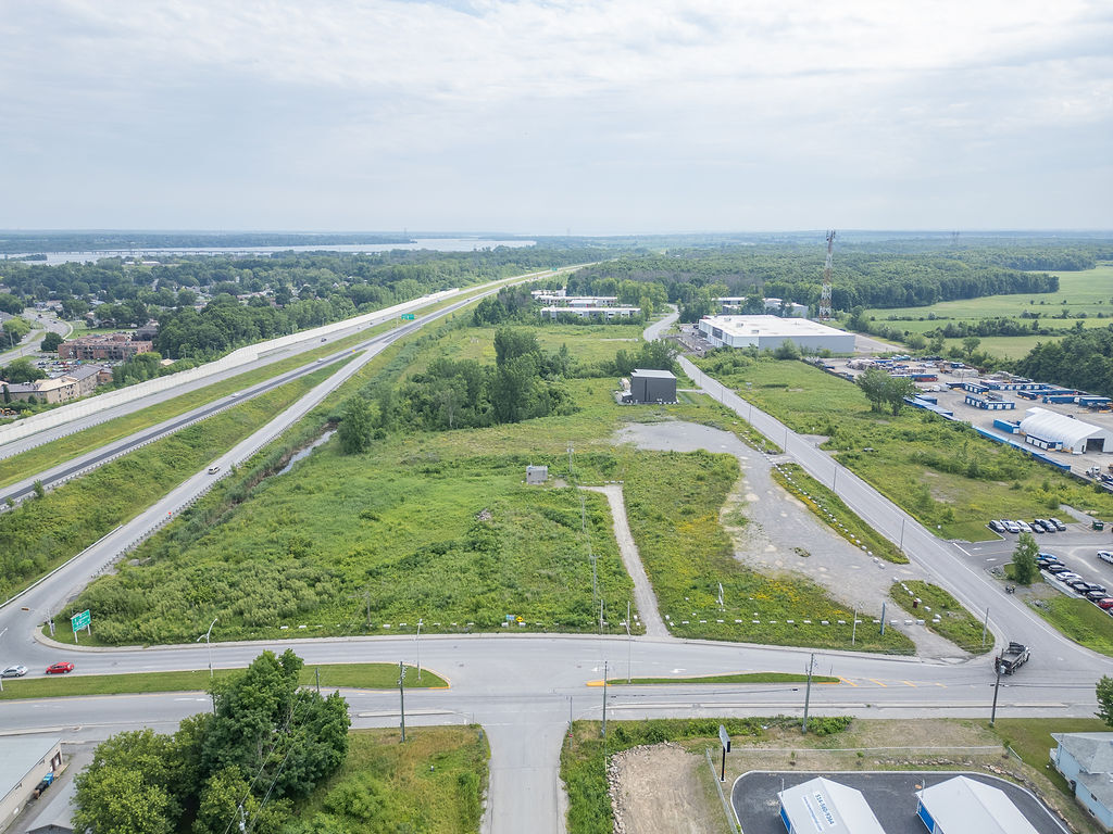 5255 Av. Pierre-Dansereau, Salaberry-de-valleyfield, QC à vendre Photo principale- Image 1 de 11