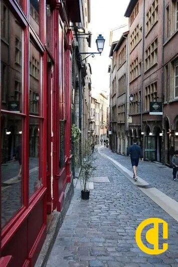 Retail in Lyon for lease Building Photo- Image 1 of 2