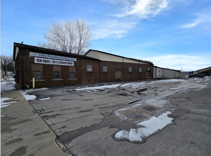 120-122 E Tuscarawas Ave, Barberton, OH for lease - Building Photo - Image 2 of 6
