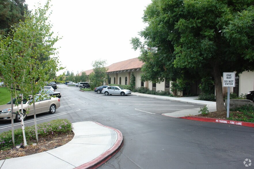 140-162 Knowles Dr, Los Gatos, CA à louer - Photo du bâtiment - Image 3 de 4