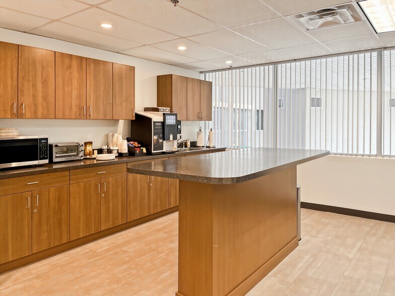 4250 Veterans Memorial Hwy, Holbrook, NY à louer - Photo intérieure - Image 2 de 10