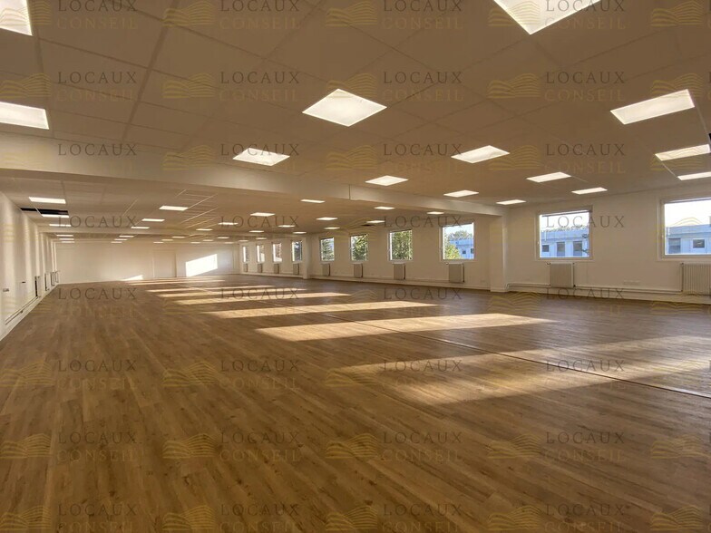 Office in Gennevilliers for lease - Interior Photo - Image 2 of 5