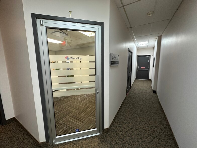 3000-3140 Boul de Rome, Brossard, QC à louer - Photo du bâtiment - Image 3 de 16