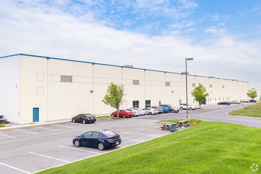 200 Cascade Dr, Allentown, PA à louer - Photo du bâtiment - Image 3 de 6