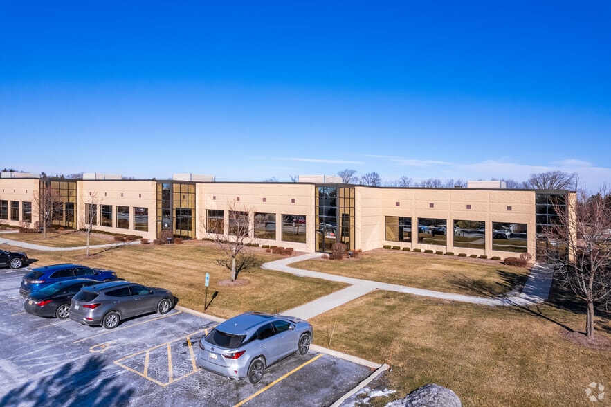 3225 Gateway Rd, Brookfield, WI for lease - Building Photo - Image 2 of 5