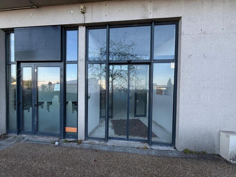 Retail in Quincy-sous-Sénart for lease - Building Photo - Image 2 of 10