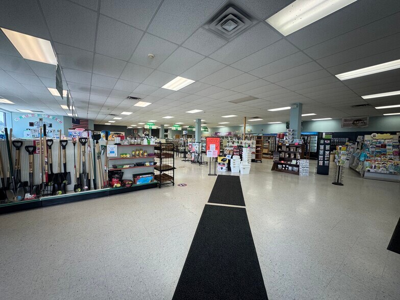 72 Champlain St, Rouses Point, NY à vendre - Photo du bâtiment - Image 3 de 11