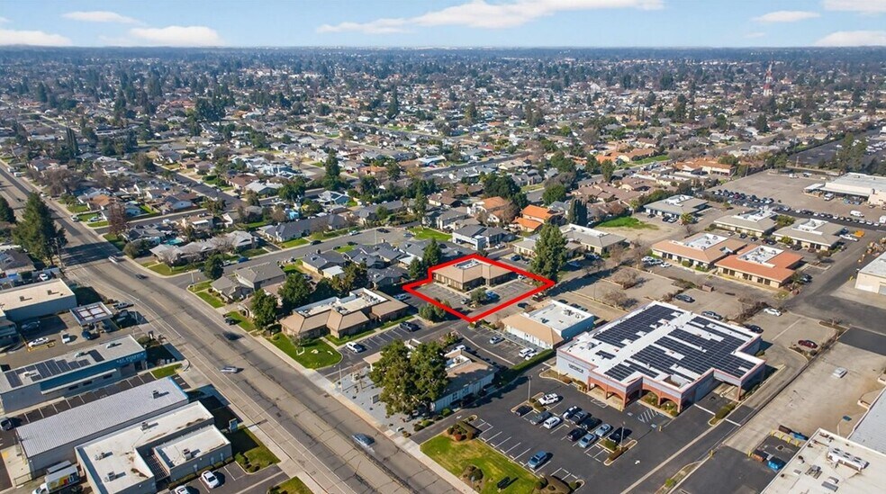 2340 W Whitendale Ave, Visalia, CA à louer - Photo du bâtiment - Image 2 de 10