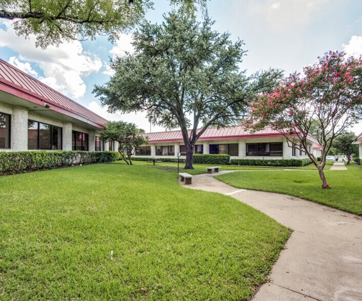 9550 Forest Ln, Dallas, TX à louer - Photo du bâtiment - Image 2 de 6