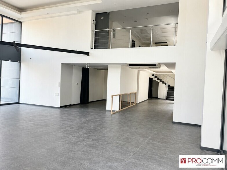 Retail in Avignon for lease - Interior Photo - Image 2 of 5