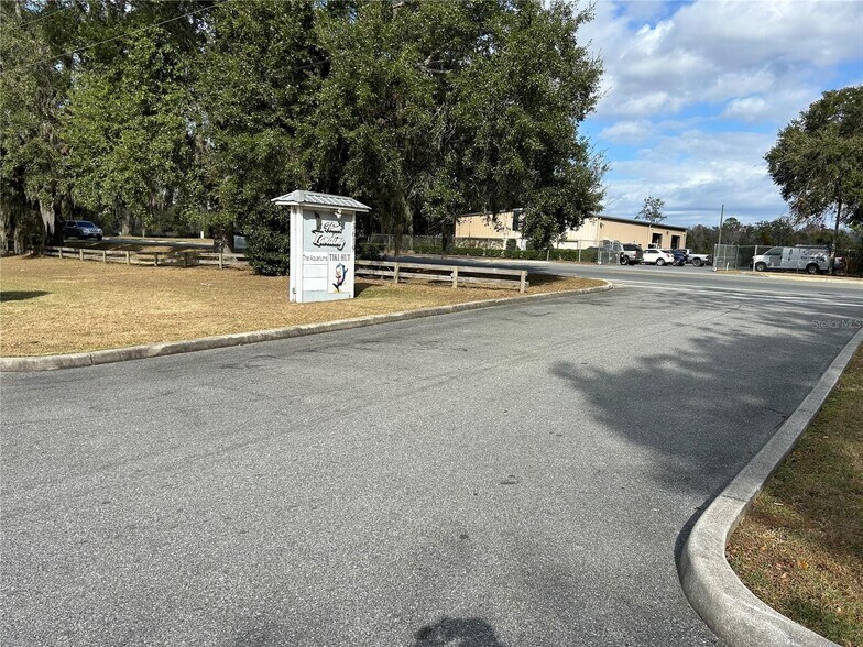 3619 E County Road 466, Oxford, FL à louer - Photo du bâtiment - Image 3 de 8