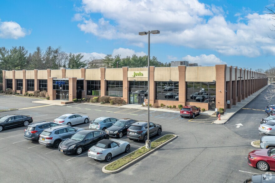 51 Charles Lindbergh Blvd, Uniondale, NY à louer - Photo du bâtiment - Image 1 de 9