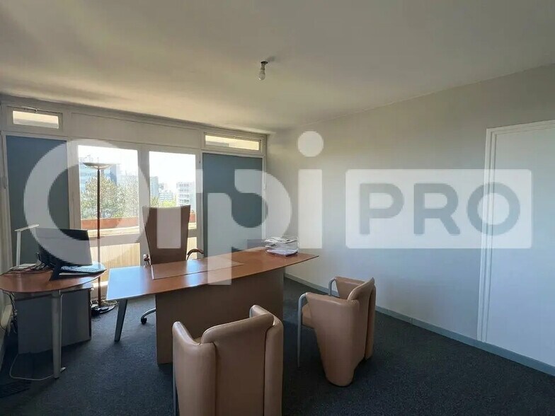 Office in Rillieux-la-Pape for lease - Interior Photo - Image 1 of 9