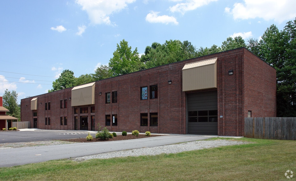 1190 Eastchester Dr, High Point, NC for lease - Building Photo - Image 2 of 8