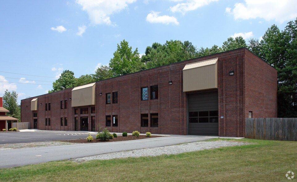 1190 Eastchester Dr, High Point, NC à louer - Photo du bâtiment - Image 2 de 8