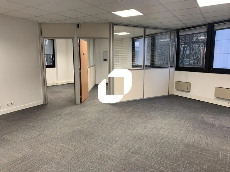 Office in Lognes for lease - Interior Photo - Image 1 of 7