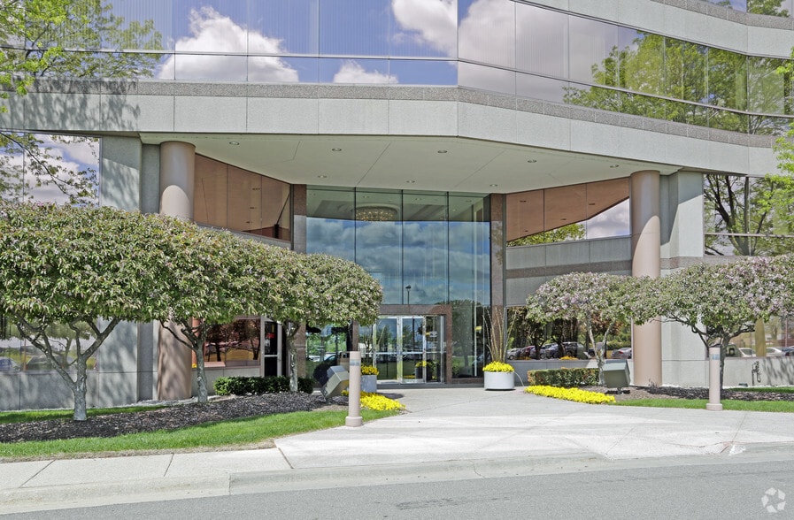 12900 Hall Rd, Sterling Heights, MI for lease - Building Photo - Image 2 of 14