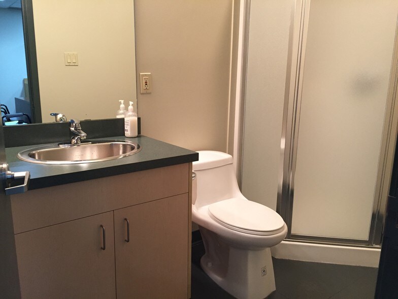 15604-15626 116 Ave NW, Edmonton, AB à vendre - Photo intérieure - Image 3 de 15