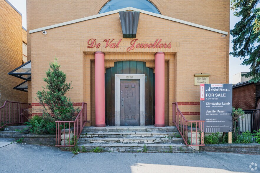 2547 Eglinton Ave W, Toronto, ON à vendre - Photo du bâtiment - Image 3 de 7
