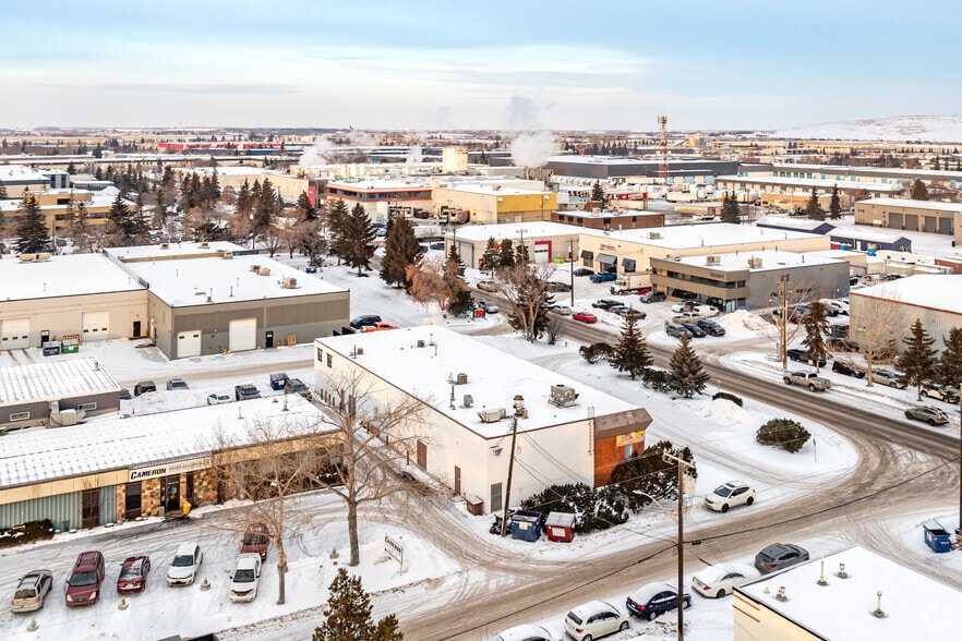 15883-15889 116th Ave NW, Edmonton, AB à louer - Aérien - Image 2 de 3