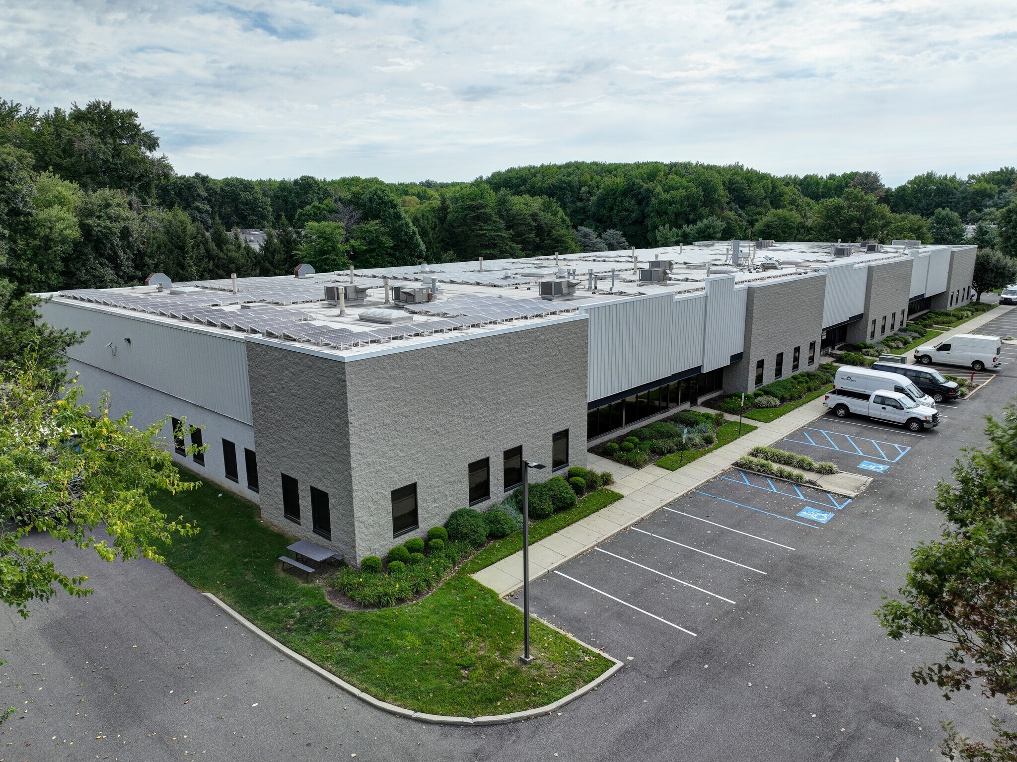 201 Commerce Dr, Moorestown, NJ à louer Photo du bâtiment- Image 1 de 4