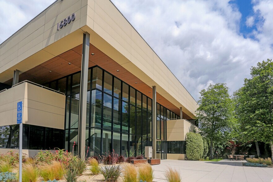16800 Aston St, Irvine, CA à louer - Photo du bâtiment - Image 3 de 9