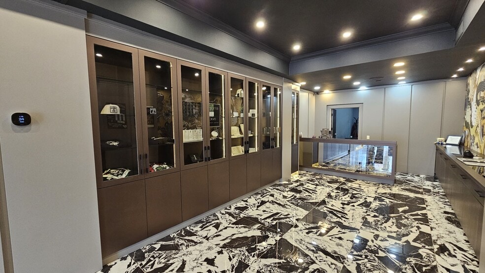 424 Eglinton Ave W, Toronto, ON for lease - Interior Photo - Image 2 of 6