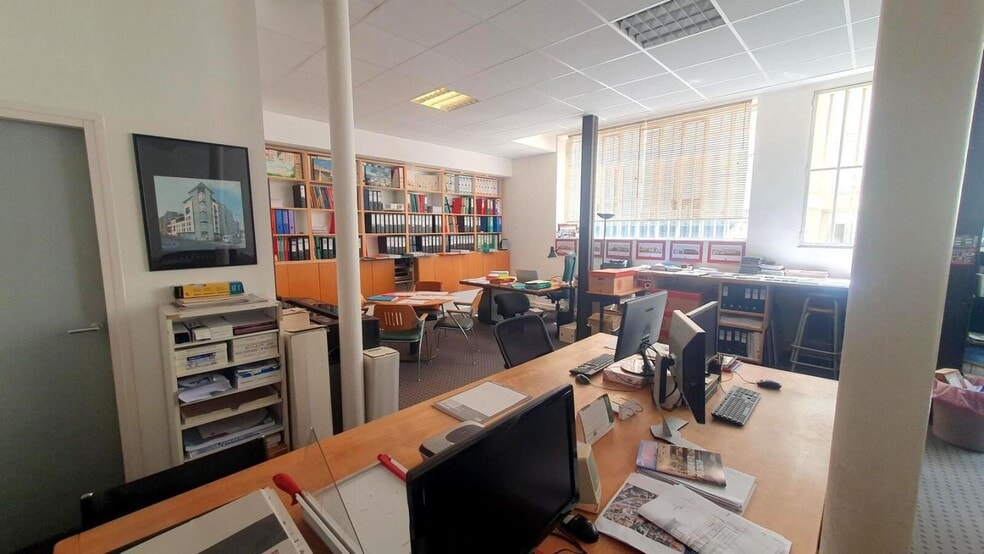 Office in Versailles for lease - Interior Photo - Image 2 of 4