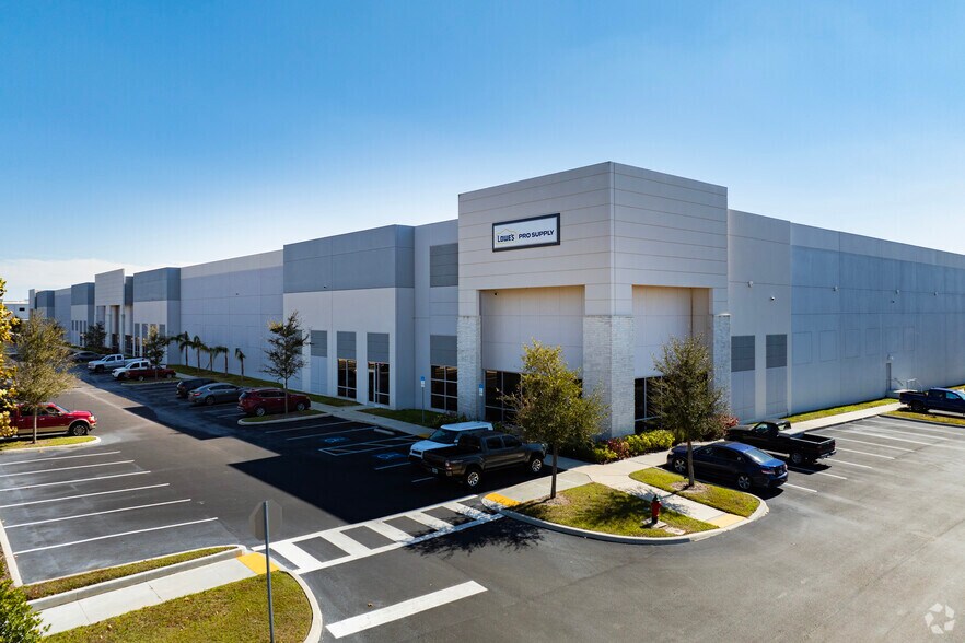 6469 S Falkenburg Rd, Riverview, FL à louer - Photo du bâtiment - Image 3 de 5