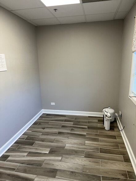 2020 Dean St, St Charles, IL for sale - Interior Photo - Image 3 of 13