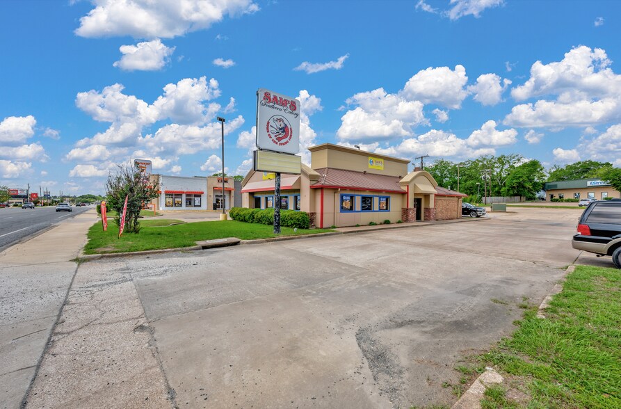 214 S Timberland Dr, Lufkin, TX à vendre - Photo du bâtiment - Image 2 de 3