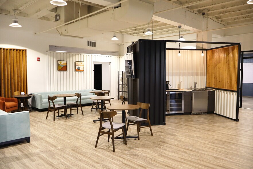 206-210 W 4th St, Winston-Salem, NC à louer - Photo du bâtiment - Image 2 de 10