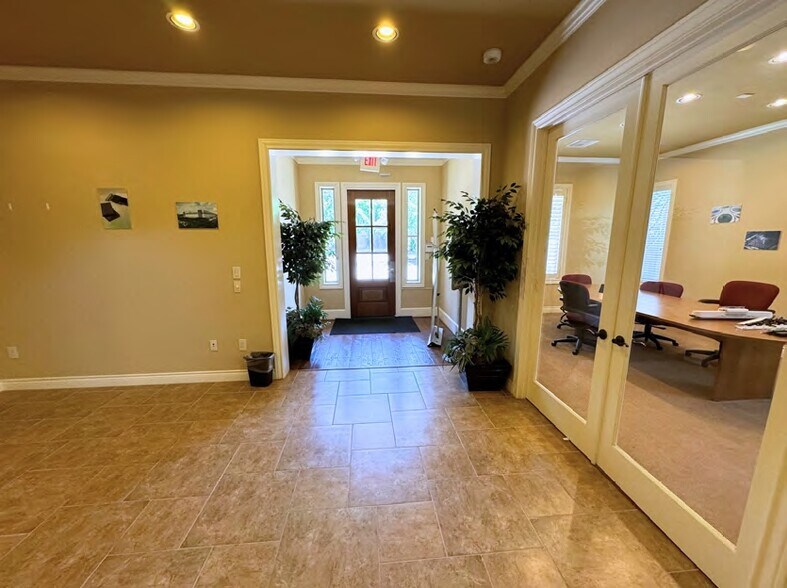 16510 Avenplace Rd, Tomball, TX for lease - Interior Photo - Image 2 of 12