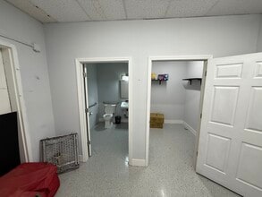 11109-11129 N Oak Tfwy, Kansas City, MO à louer Photo du bâtiment- Image 2 de 9