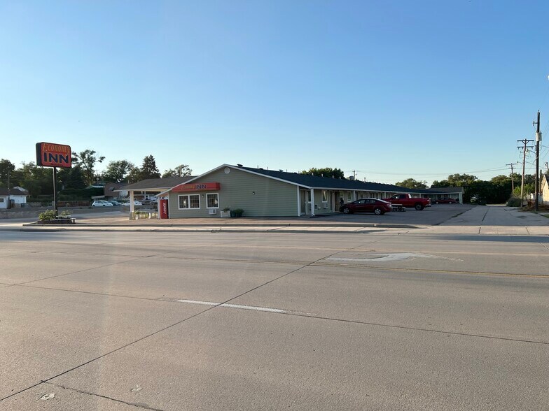 1103 E B St, McCook, NE à vendre - Photo du bâtiment - Image 3 de 21