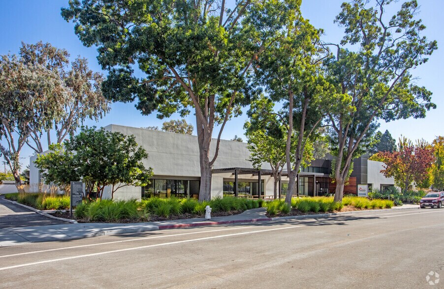 4101-4151 Burton Dr, Santa Clara, CA à louer - Photo du bâtiment - Image 2 de 6